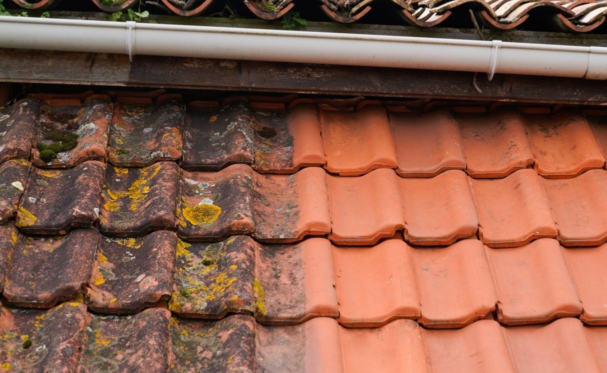 Červená střešní taška s mechem